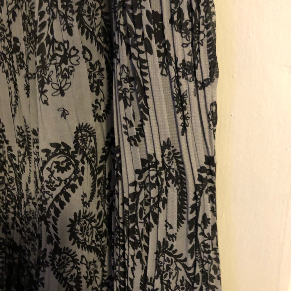 Pleated metrowear skirt - Picture 2 of 5